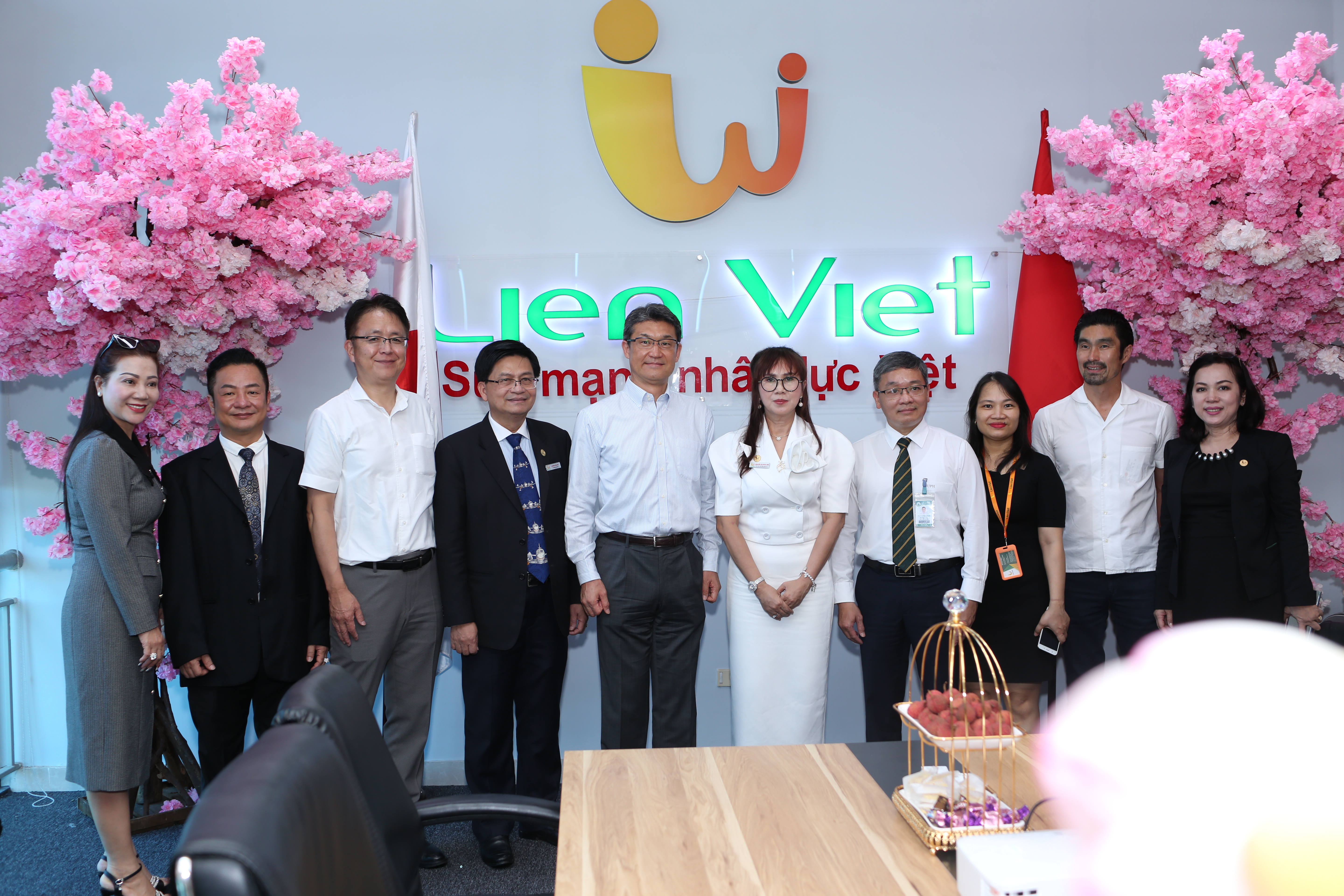 Chủ tịch và các vị lãnh đạo tỉnh Miyazaki cùng đại diện Đại sứ quán Nhật Bản tại Việt Nam đến thăm và làm việc với Công ty cổ phần phát triển Liên Việt và Trường Đại Học Y Tế Công Cộng